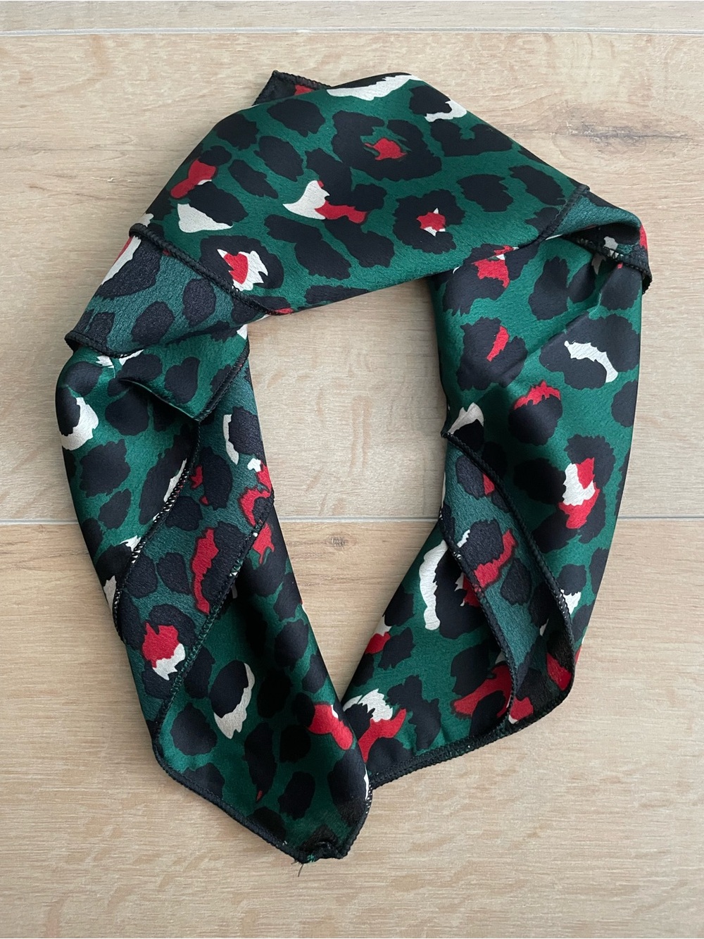 Silk-Feel Green Leopard Print Neck Scarf with Red and White Accents